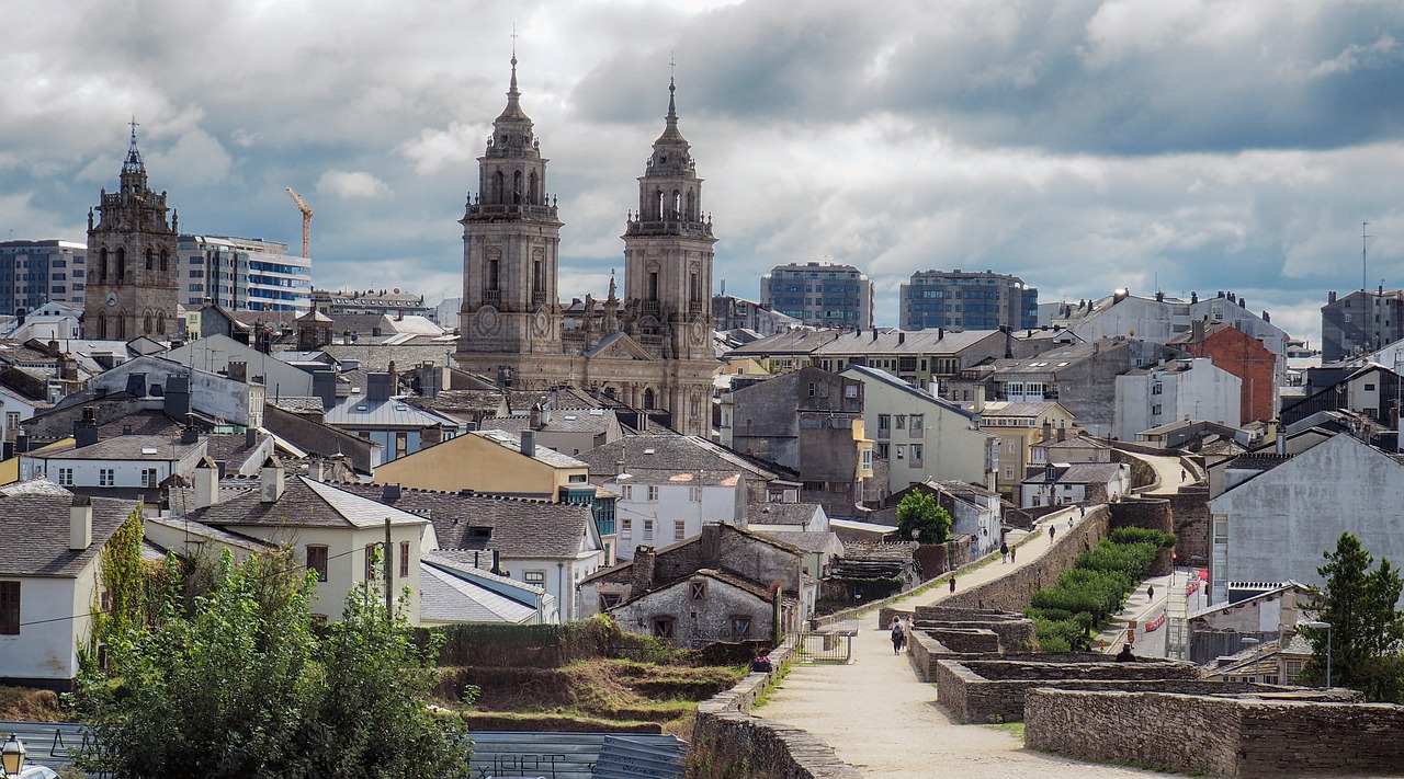 Vista panorámica de Lugo con la catedral y la muralla romana